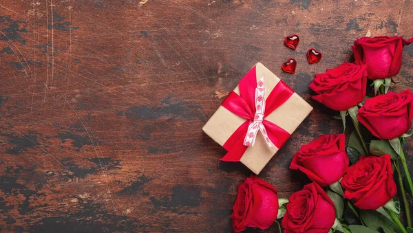 Rosas Vermelhas Caixa Presente Corações Decorativos Fundo Madeira Banner Horizontal — Fotografia de Stock
