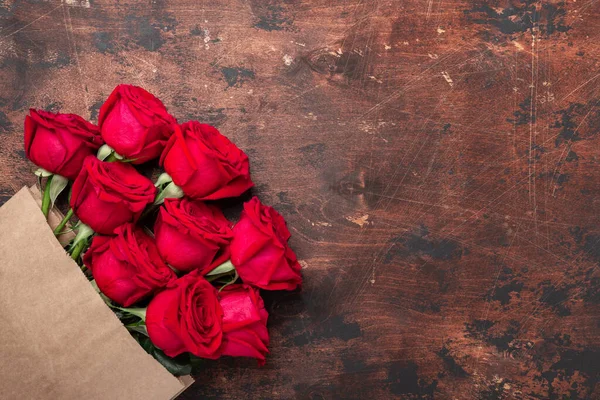 Saco Compras Papel Artesanal Com Flores Fundo Madeira Rosas Vermelhas — Fotografia de Stock