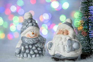 Süslü, şirin kardan adam ve Noel Baba 'nın olduğu Noel tebrik kartı. Arkaplanda Bokeh etkisi - Resim