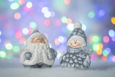 Süslü, şirin kardan adam ve Noel Baba 'nın olduğu Noel tebrik kartı. Arkaplanda Bokeh etkisi - Resim