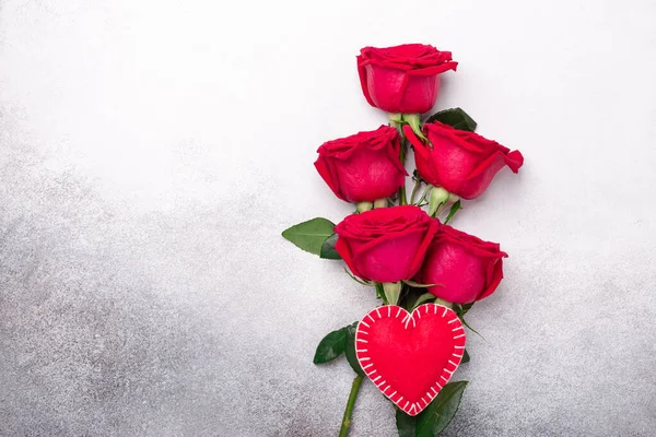 Dia Dos Namorados Cartão Saudação Buquê Rosas Vermelhas Coração Têxtil — Fotografia de Stock