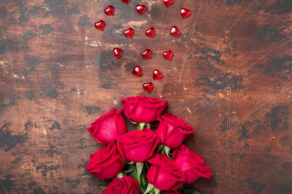 Rote Rosen Und Dekorative Herzen Auf Holzgrund Valentinstag Grußkarte Bild — Stockfoto