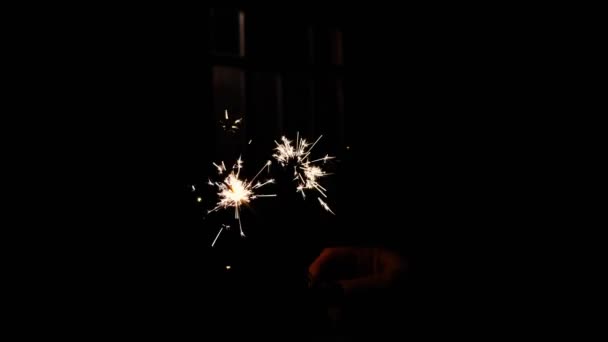 Sparkler Sta Bruciando Uno Sfondo Nero Luci Del Bengala Natale — Video Stock