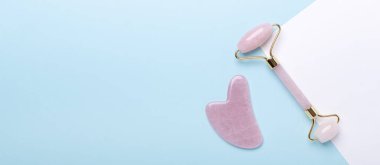 Mavi arka planda Gua Sha masajcısı ve Rose Quartz yeşim taşlı moda afişi - Görüntü