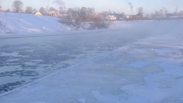 Inverno Neve Paesaggio Fluviale Scena Rurale Ghiaccio Galleggia Sul Fiume — Video Stock