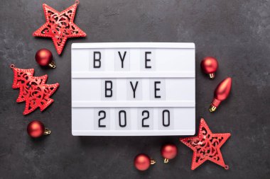 Güle güle mesajı olan ışık kutusu. 2020, koyu arkaplanda kırmızı süsleme. Üst Manzara. Yeni yıl kutlaması. Mutlu yıllar 2021 kavramları - Görüntü
