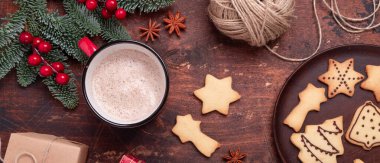 Ahşap arka planda sıcak çikolata ve ev yapımı kurabiyeli Noel kompozitosu. Üst Görünüm - Resim