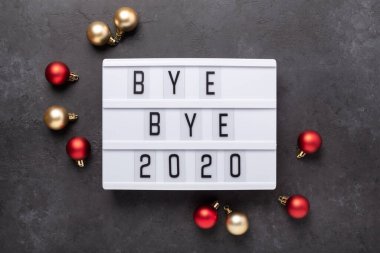 Güle güle mesajı olan ışık kutusu. 2020, koyu arkaplan süslemeli. Üst Manzara. Yeni yıl kutlaması. Mutlu yıllar 2021 kavramları - Görüntü