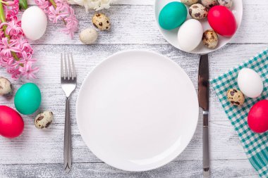 Bahar masası. Yeşil nane, paskalya yumurtası, sümbül ve gümüş çatal bıçak takımı. Uzayı kopyala Üst Görünüm - Resim