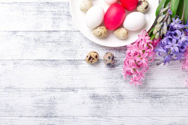 Paskalya yumurtaları, ahşap arka planda pembe ve beyaz sümbül. Paskalya konsepti. Üst Manzara. Uzayı kopyala - Resim