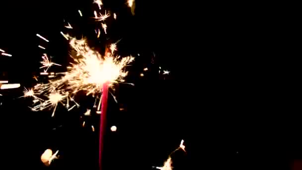 Fogo de Bengala. Vela cintilante de Ano Novo em um fundo preto. Férias festa conceito — Vídeo de Stock