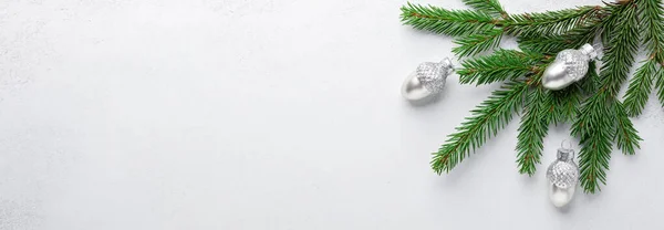 圣诞节横幅。杉树分枝，石背上有银质装饰橡木。顶部视图。复制空间 — 图库照片