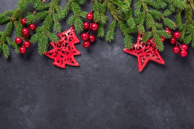 Noel arkaplanı köknar ağacı, çoban püskülü ve koyu taşlı kırmızı toplar. Üst Görünüm Kopyalama Boşluğu - Resim