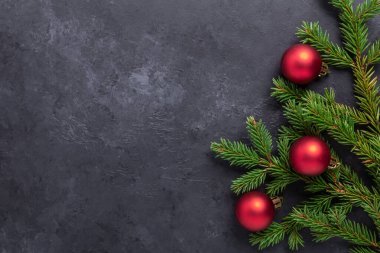 Noel arkaplanı köknar ağacı, çoban püskülü ve koyu taşlı kırmızı toplar. Üst Görünüm Kopyalama Boşluğu - Resim