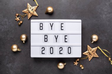 Güle güle mesajı olan ışık kutusu. 2020, koyu arkaplanda altın süslemesi. Üst Manzara. Yeni yıl kutlaması. Mutlu yıllar 2021 kavramları - Görüntü