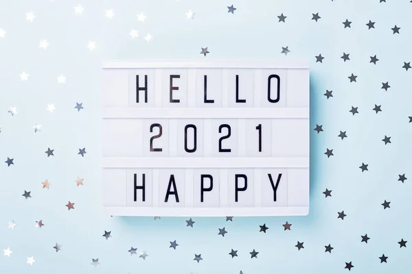 带有文本Hello Happy 2021蓝色背景的光盒 顶部视图 新年庆祝活动 2021年新年快乐概念 — 图库照片