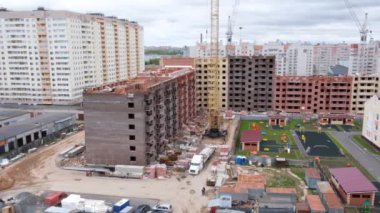 İnşaat ve vinç altındaki binanın panoramik üst görüntüsü