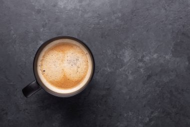 Koyu taştan arka planda bir fincan taze kahve. Üst Manzara. Metnin için alanı kopyala - Resim