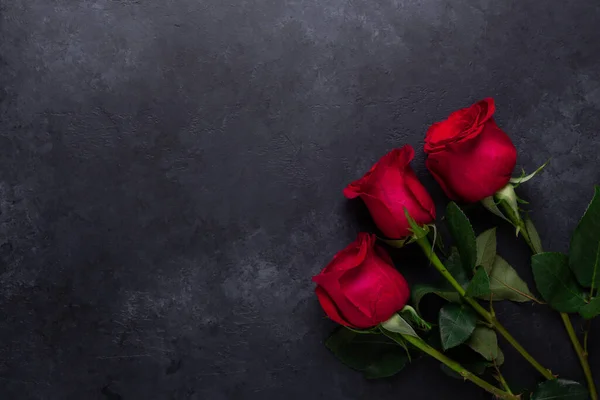 Röd Ros Blommor Bukett Svart Sten Bakgrund Alla Hjärtans Dag — Stockfoto