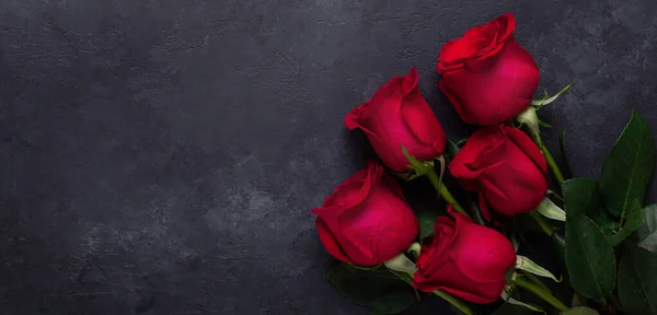 Röd Ros Blommor Bukett Svart Sten Bakgrund Alla Hjärtans Dag — Stockfoto