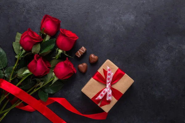 Vermelho Rosa Flores Buquê Caixa Presente Doces Chocolate Fundo Pedra — Fotografia de Stock