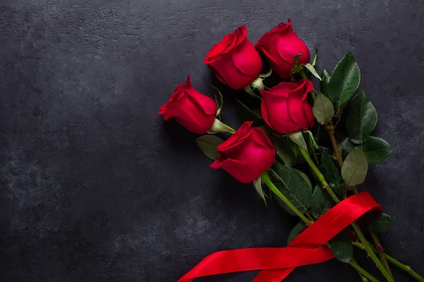 Röd Ros Blommor Bukett Svart Sten Bakgrund Alla Hjärtans Dag — Stockfoto