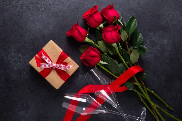 Red Rose Flowers Bouquet Gift Box Champagne Glasses Black Stone — Fotografia de Stock