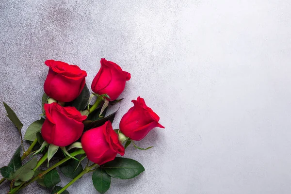 Букет Красных Роз Каменном Фоне Открытки День Святого Валентина — стоковое фото