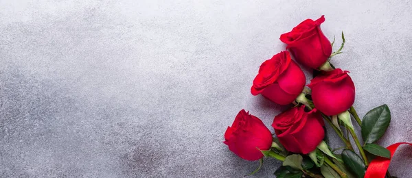 Vermelho Rosa Flores Buquê Fundo Pedra Dia Dos Namorados Cartão — Fotografia de Stock