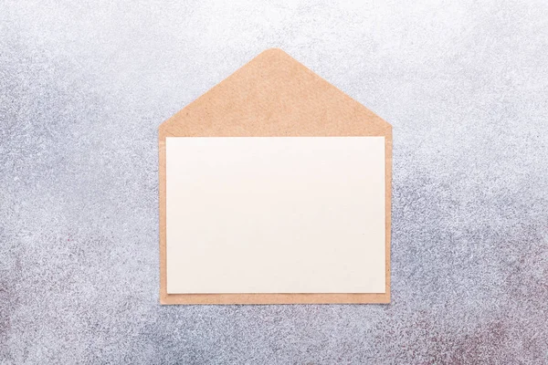 Blanco Papier Met Envelop Grijze Achtergrond Bovenaanzicht Kopieerruimte — Stockfoto