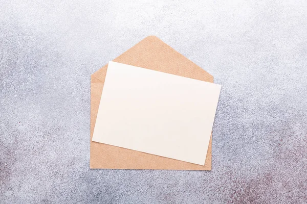 Blanco Papier Met Envelop Grijze Achtergrond Bovenaanzicht Kopieerruimte — Stockfoto