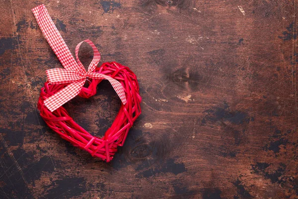 Corazón Trenzado Rojo Sobre Fondo Madera Viejo Vista Superior Copiar — Foto de Stock