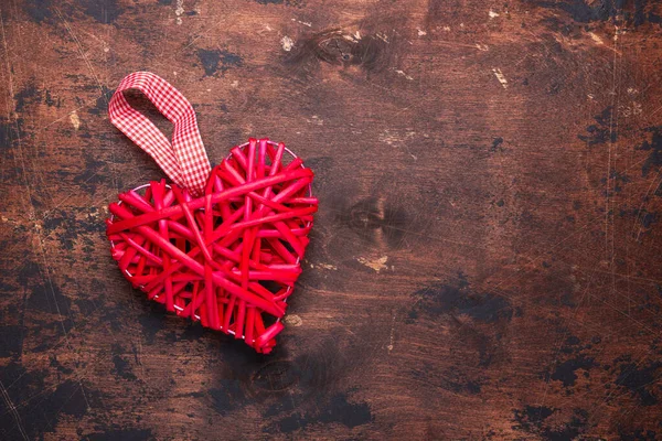 Rood Gevlochten Hart Oude Houten Achtergrond Bovenaanzicht Kopieerruimte — Stockfoto