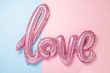Pembe balonlar pembe ve mavi arka planda aşk şeklinde. Romantik ruh hali