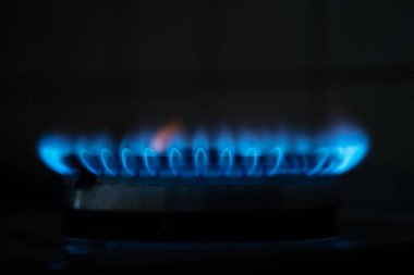 Karanlıkta mavi alev gazı. Gaz düğmesi açık. Doğal gaz kapanıyor - Görüntü
