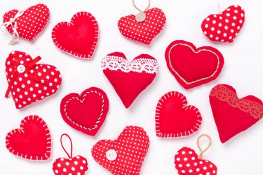 Beyaz arka planda dekoratif kırmızı tekstil kalpleri. Sevgililer Günü konsepti - Görüntü