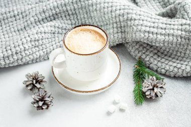 Kış kompozisyonu İskandinav tarzı. Kahve ve marşmelovlu beyaz fincan.