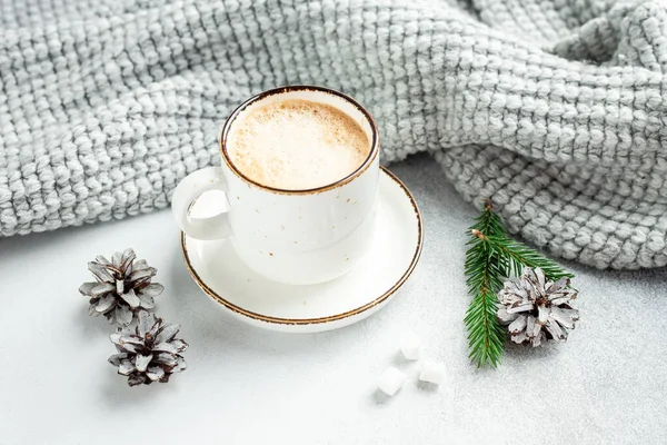 Wintercompositie in Scandinavische stijl. Witte beker met koffie en marshmallow — Stockfoto