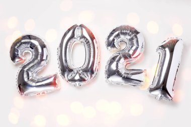 Beyaz arka planda 2021 numaralı gümüş balonlar. Yeni yıl kutlaması. Mutlu yıllar 2021 kavramları - Görüntü