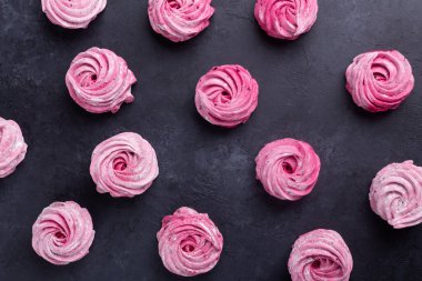 Siyah taştan arka planda ev yapımı pembe şekerlemeler.