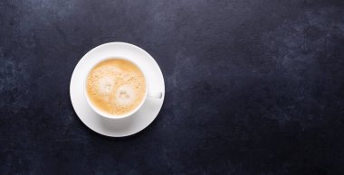 Siyah taştan arka planda bir fincan kahve Üst görünüm Yatay Sancak