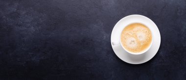 Siyah taştan arka planda bir fincan kahve Üst görünüm Yatay Sancak