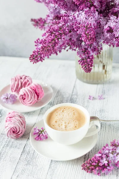 ライラック コーヒーカップ 自家製マシュマロの花束ロマンチックな春の朝選択的な焦点 — ストック写真