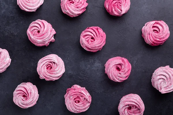 Siyah taştan arka planda ev yapımı pembe şekerlemeler.
