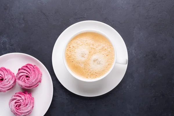 Tasse Kaffee Und Hausgemachter Rosa Marshmallow Auf Schwarzem Steinhintergrund — Stockfoto