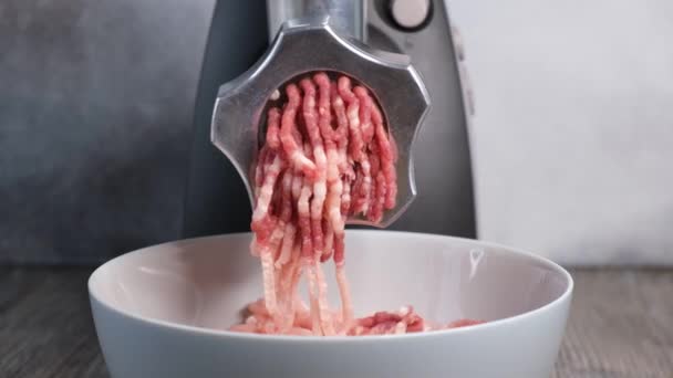 Elektromos Darálógép Darált Nyers Húst Készít Húsdarálás Folyamata Otthon Konyhában — Stock videók