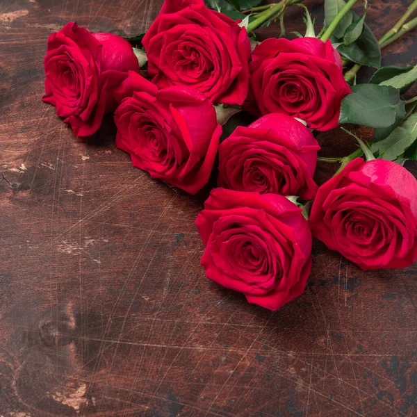 Rote Rosenblüten Strauß Auf Hölzernem Hintergrund Valentinstag Konzept Platz Kopierraum — Stockfoto