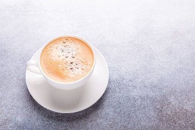 Taş masada beyaz bir fincan kahve. Üst Görünüm - Resim