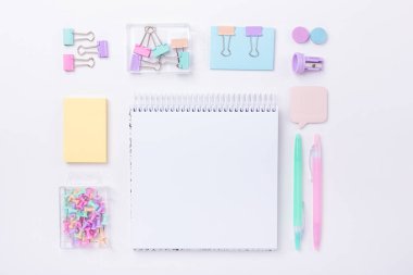 Not defteri ve pastel renkli çalışma aksesuarları olan okul arkaplanı metin için kopya alanı olan okula geri dön