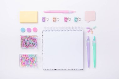 Pastel renkte okul gereçleri Okul konseptine geri dön